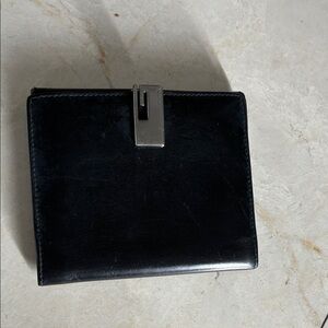 Gucci Black Leather Wallet with Silver Clasp👝